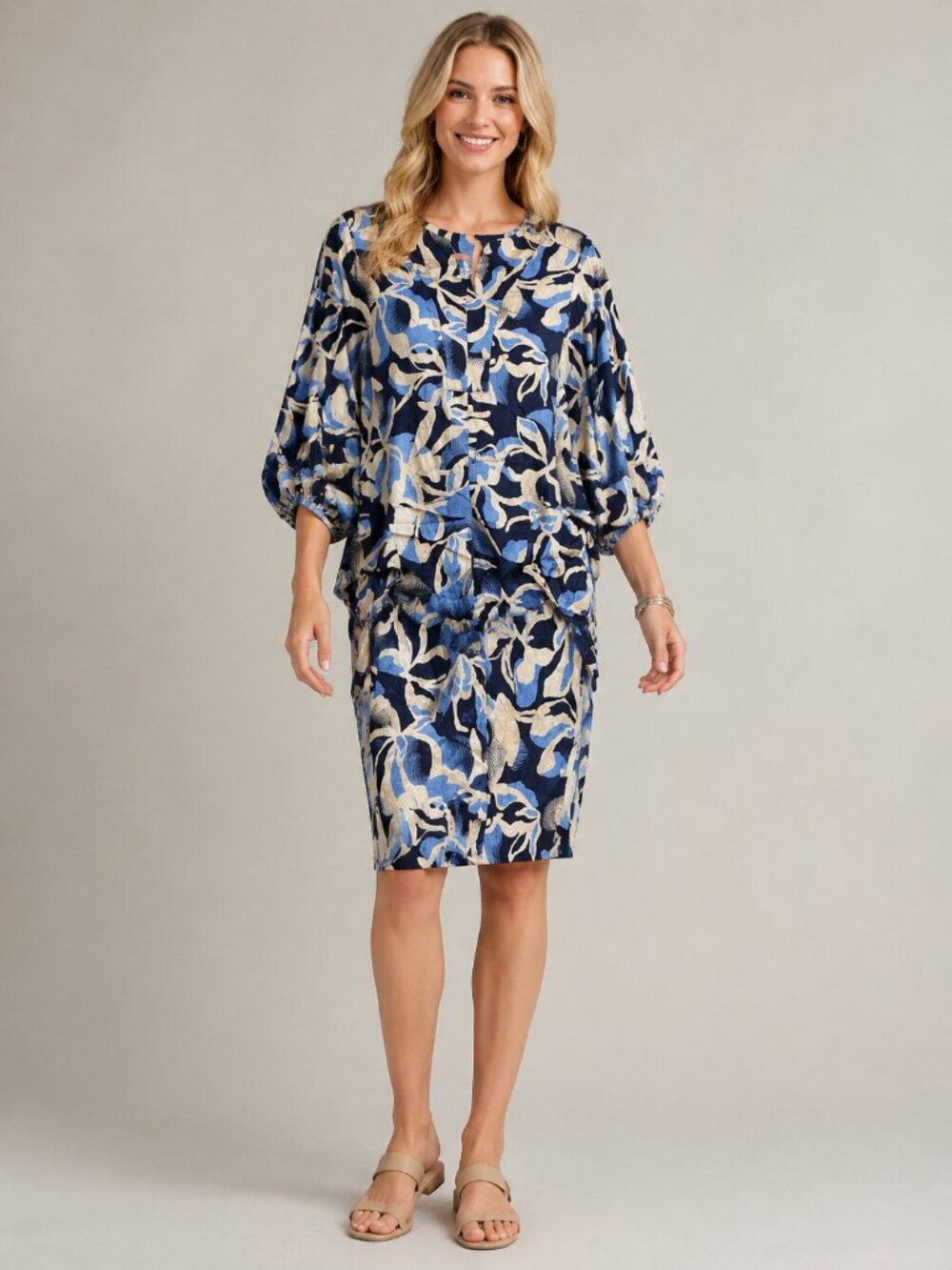 2/$30 Chico's Abstract Notched Asymmetric Hem Tunic Top Blue Cream 8 #A4202
